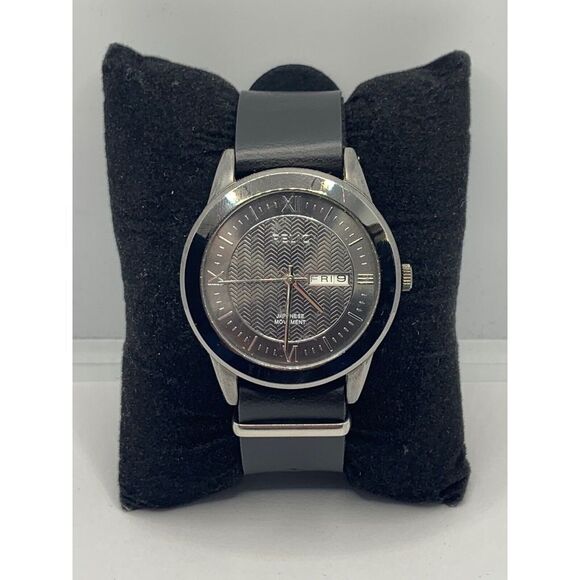 Relic ZR12053 Men's Black Leather Analog Gray Dial Quartz Genuine Watch JD364 - Picture 1 of 11